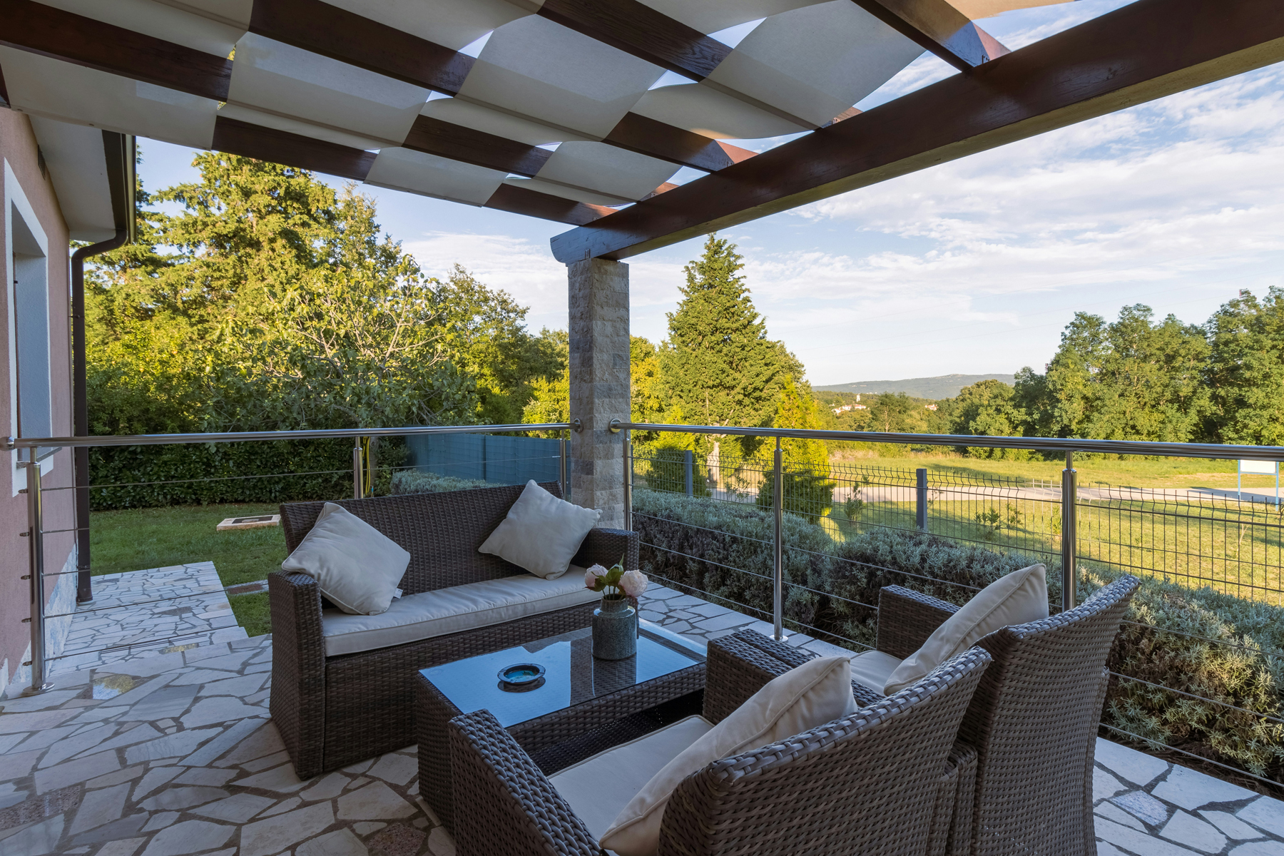 Terrassenplatten aus Stein im Außenbereich
