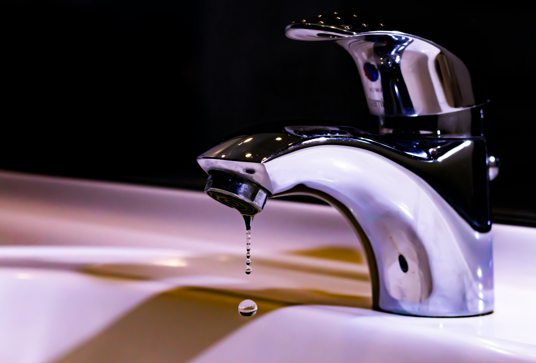 Glänzende Chromarmatur im Badezimmer