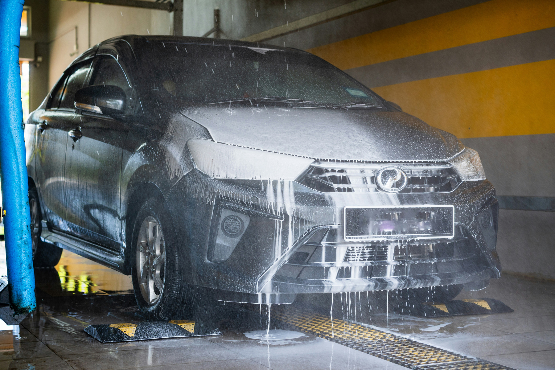 Auto wird von Hand gereinigt und gepflegt