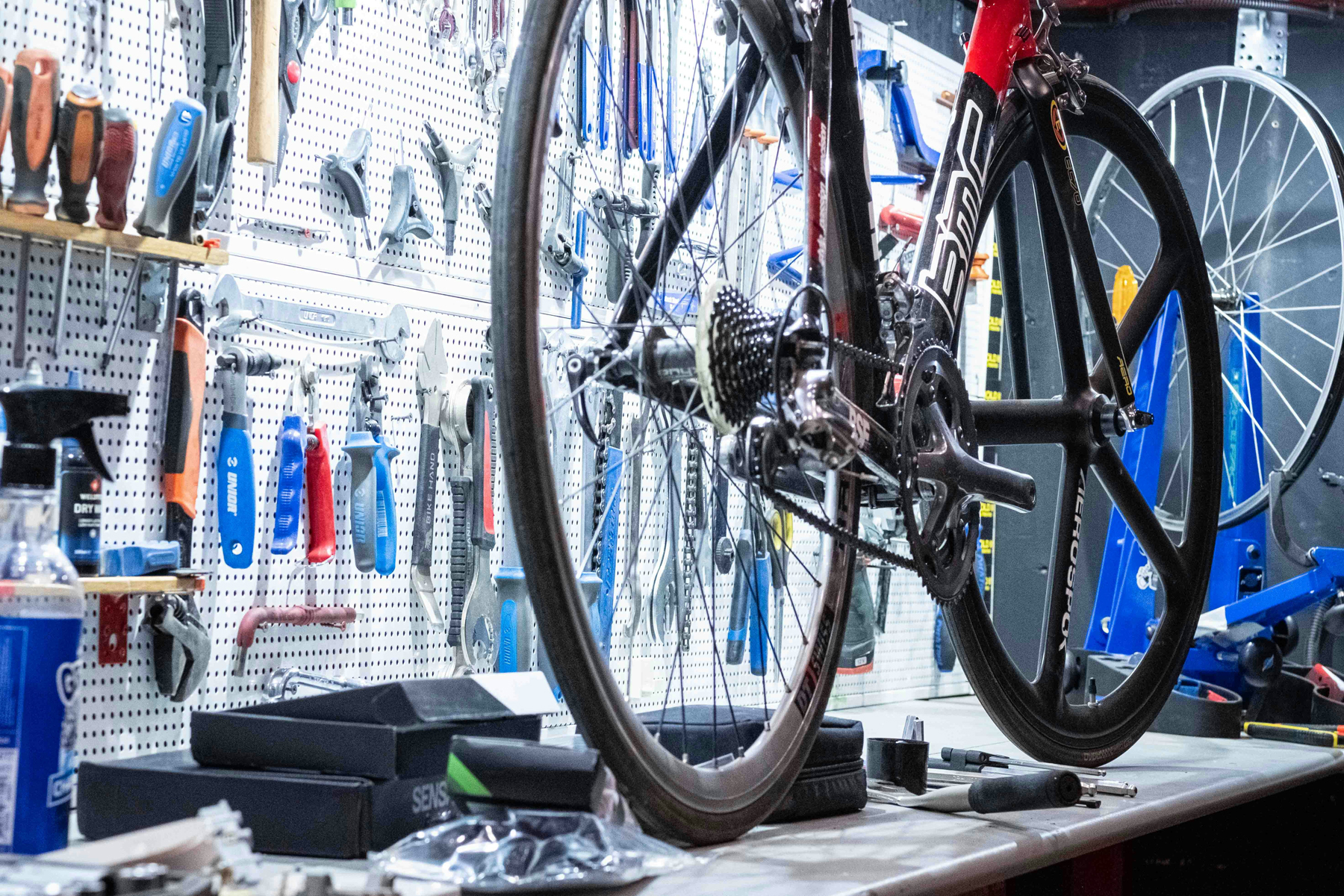 Fahrrad und Werkzeug in einer Werkstatt