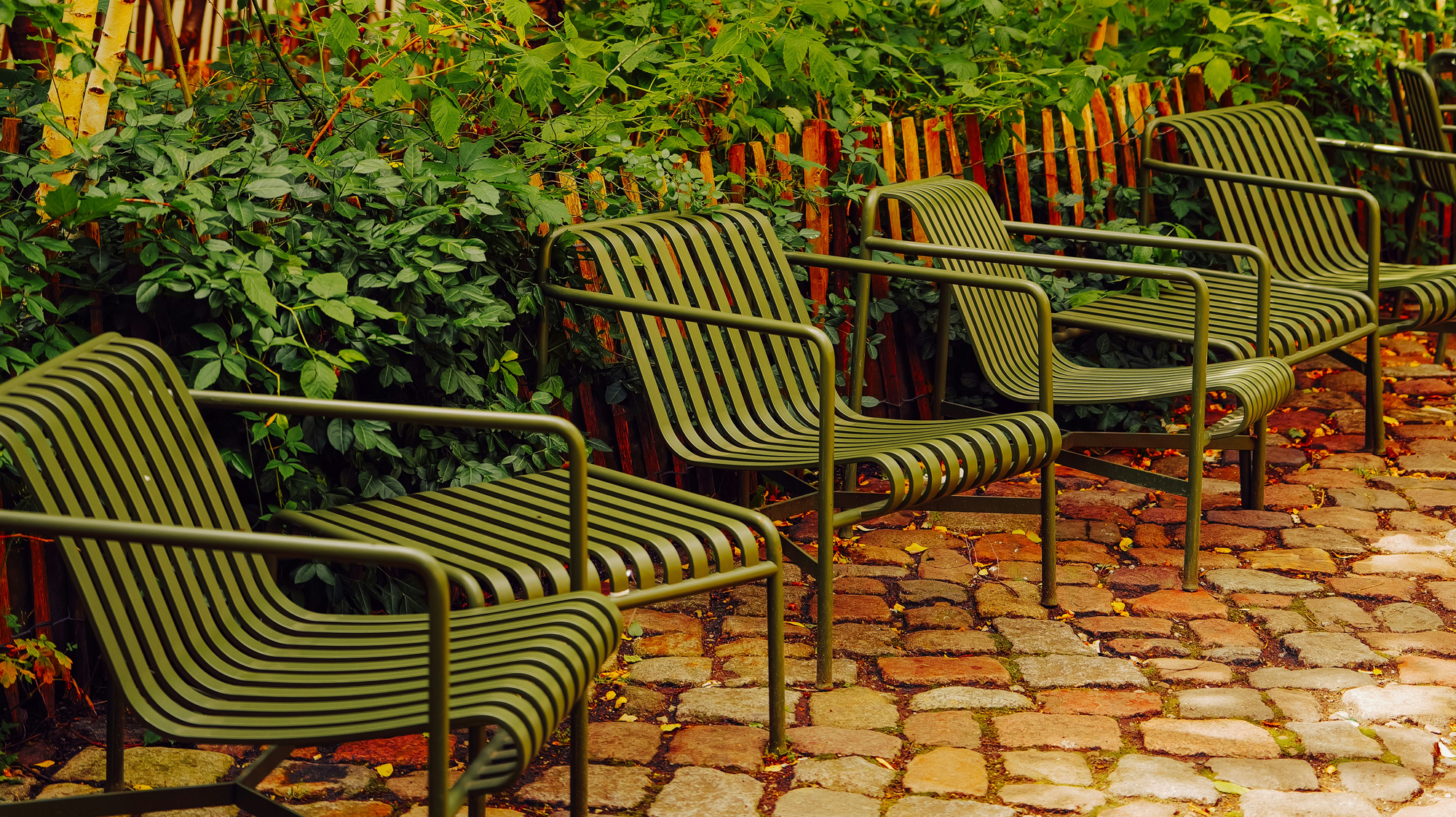 Metallgartenmöbel auf einer Terrasse im Freien