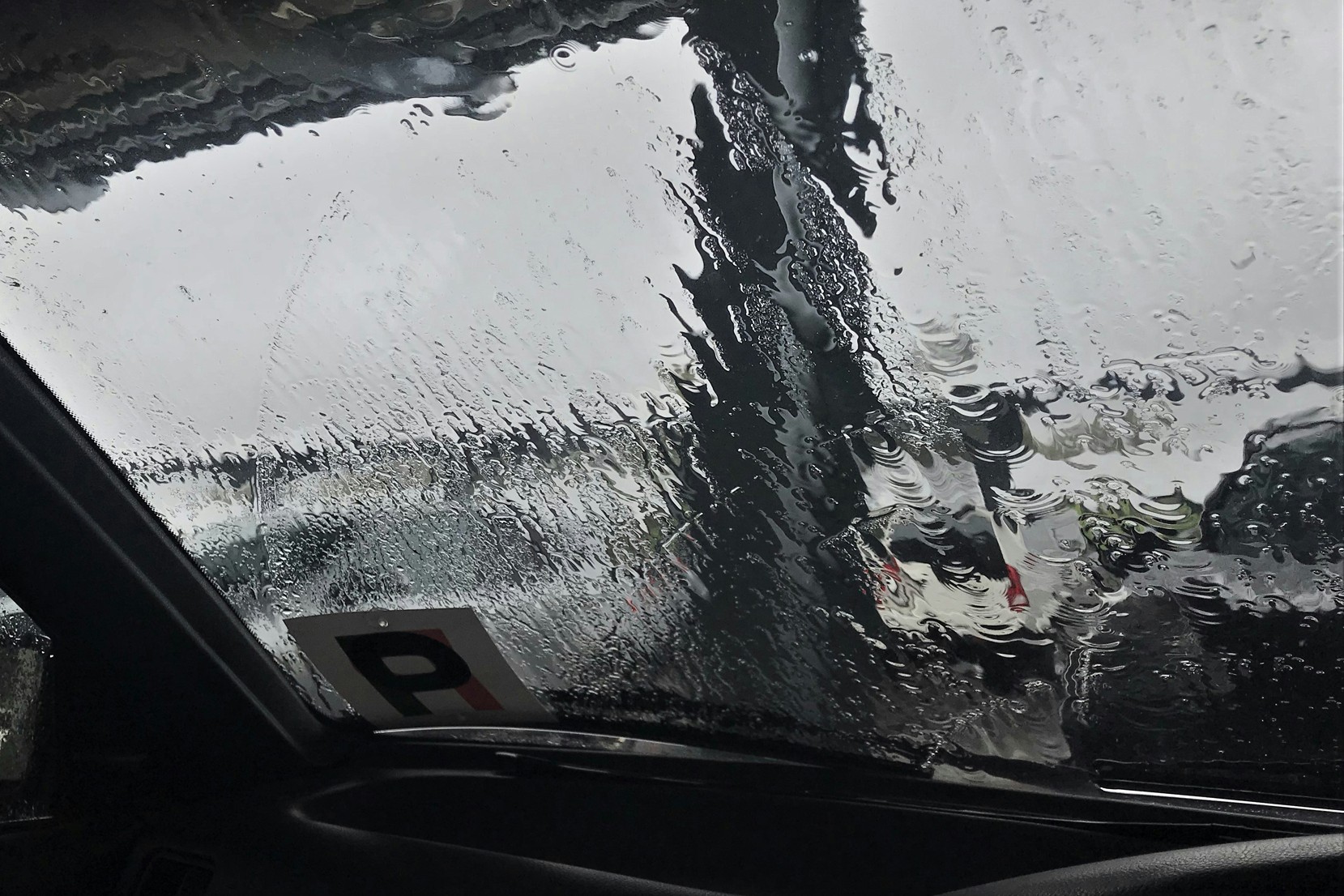 Windschutzscheibe eines Autos wird gereinigt