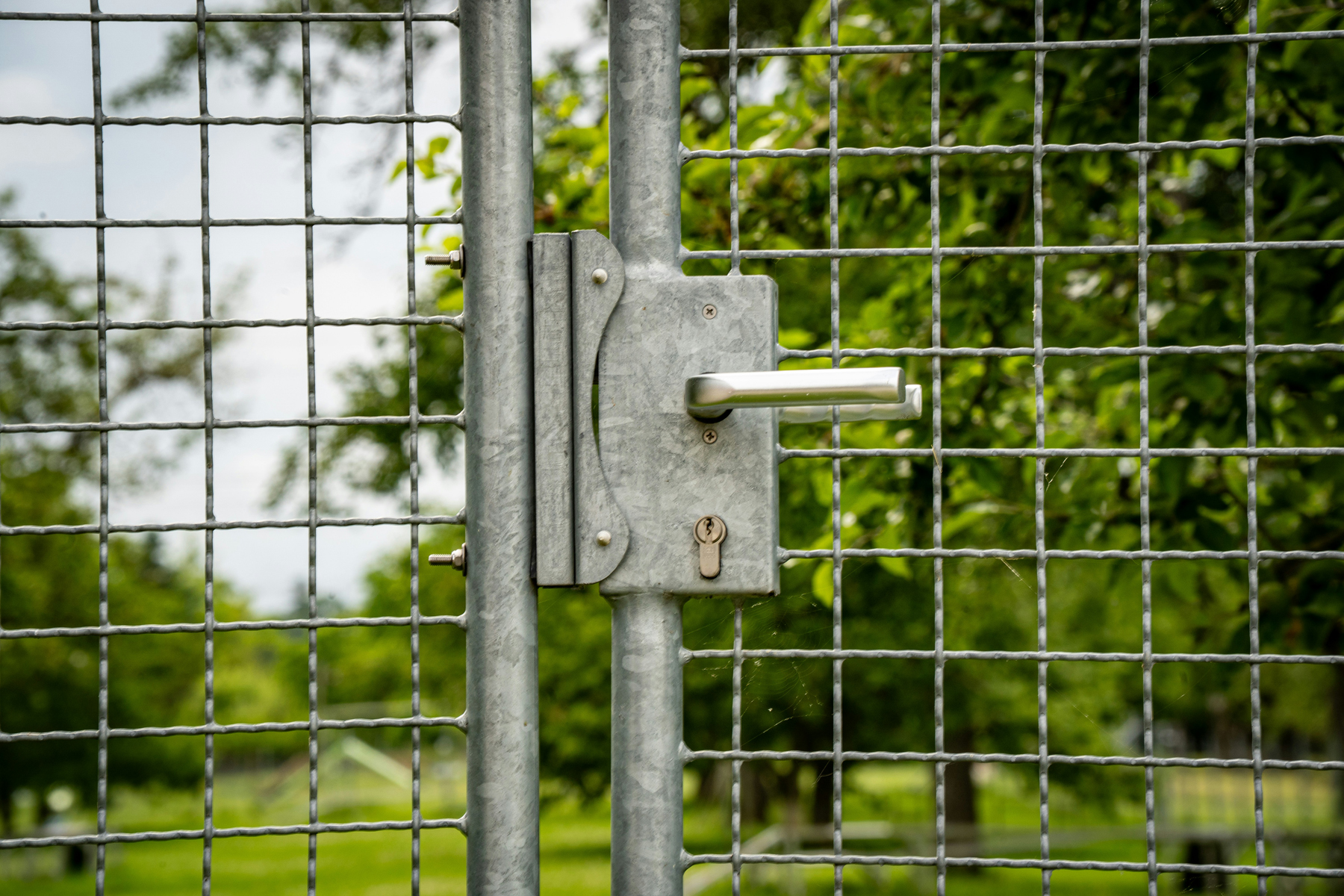 Metallzaun im Außenbereich mit Witterungsspuren