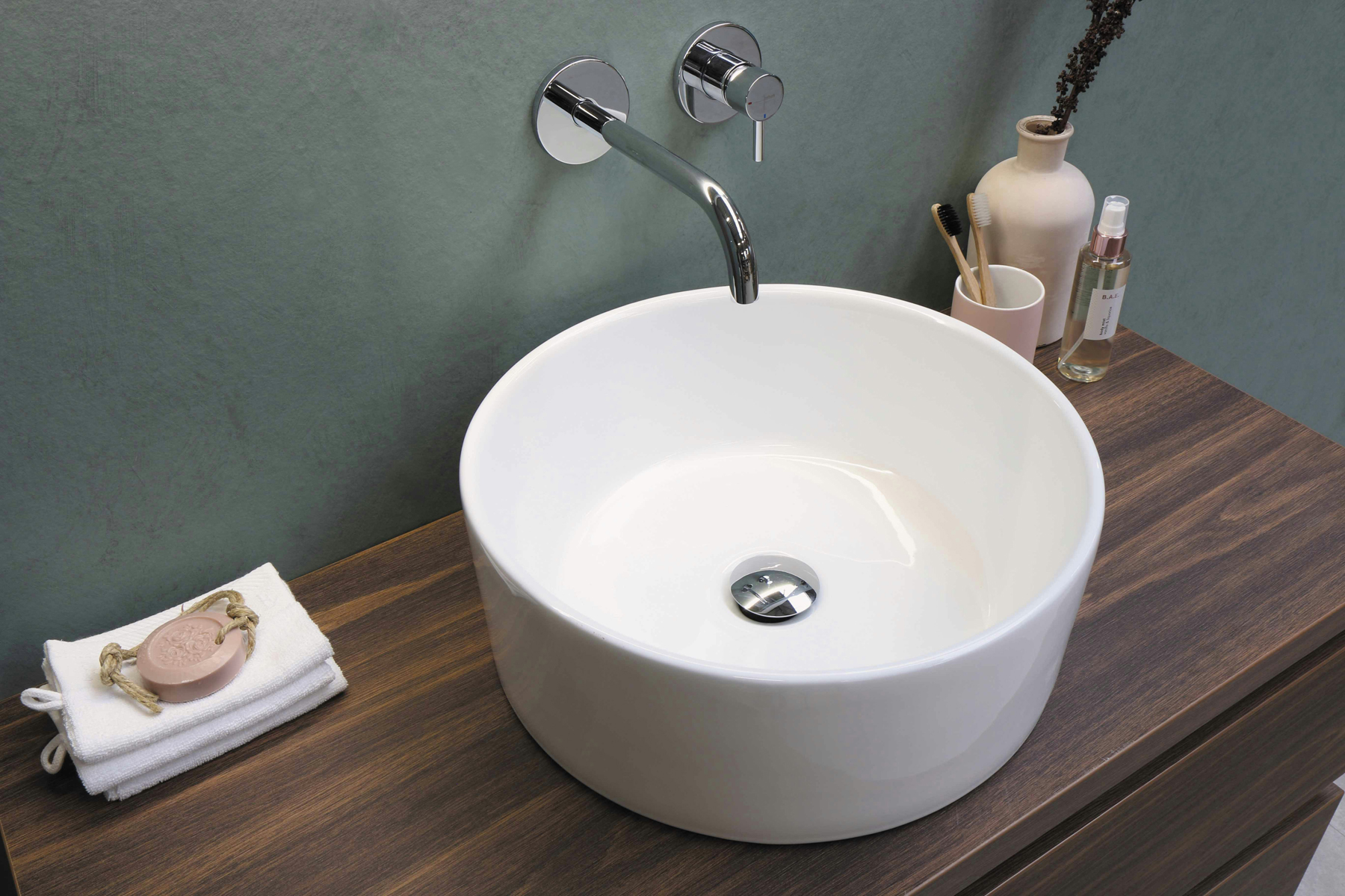 Weißes Keramikwaschbecken im Badezimmer