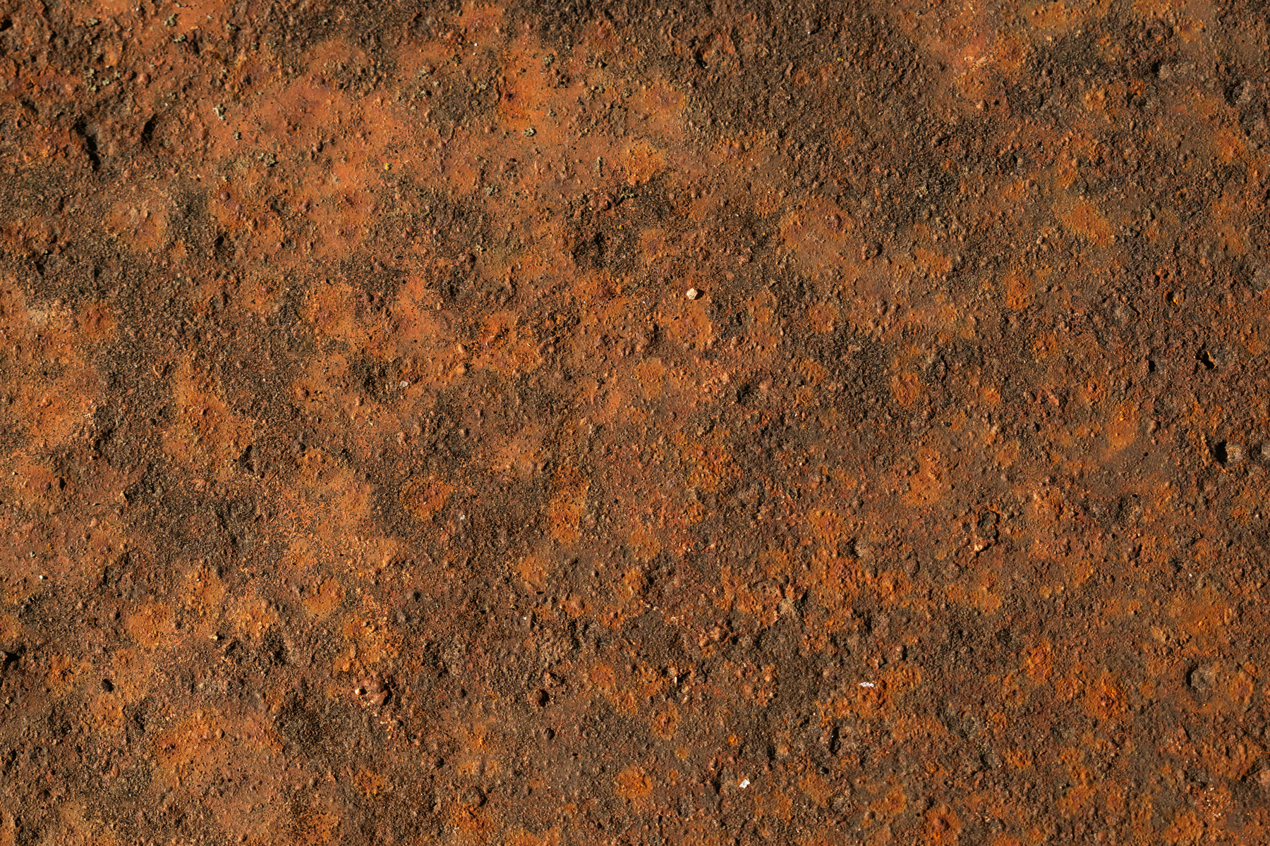 Rostspuren auf einer Metalloberfläche in Nahaufnahme