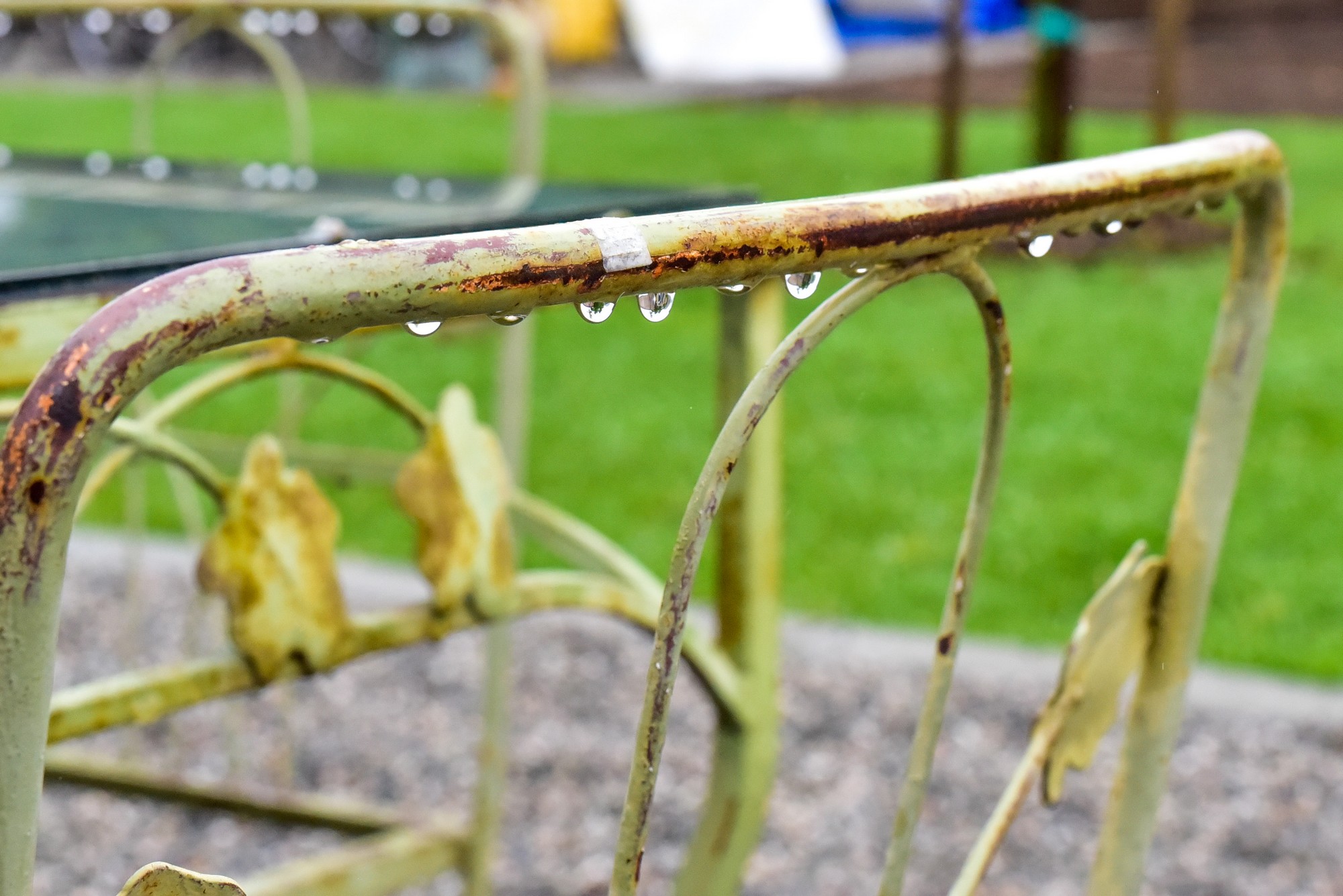 Rostflecken auf pulverbeschichteten Gartenmöbeln